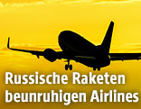 Flugzeug bei Sonnenuntergang