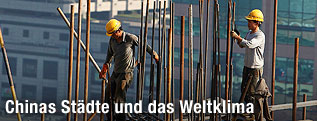 Bauarbeiter auf Gerüst