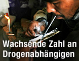 Mann raucht Opium