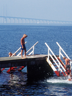© Image Bank Sweden Buben baden im Öresund bei Malmö, Öresundbrücke im Hintergrund