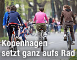 Drei Radfahrer auf einer Straße