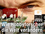 Jemand, der sich Computerbauteile genau ansieht