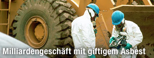Arbeiter in Schutzanzügen