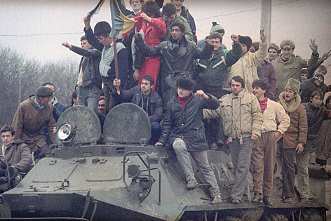 © AP/Dusan Vranic Zivilisten im Dezember 1989 auf einem Panzer bei Temesvar