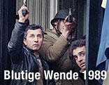 Zivilist und Militär mit erhobener Waffe