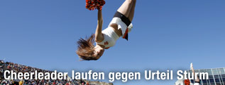 Cheerleader in der Luft