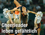 Cheerleader bei einem Stunt