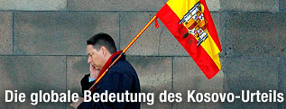 Mann mit spanischer Flagge