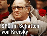 Bruno Kreisky mit roter Nelke