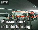 Rettungsautos und Raveteilnehmer in einer Unterführung am Loveparade-Gelände in Duisburg