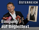 Der kaufm&auml;nnische Direktor des Leopold Museums, Peter Weinh&auml;upl, mit einem Faksimile des "Bildnis Wally"