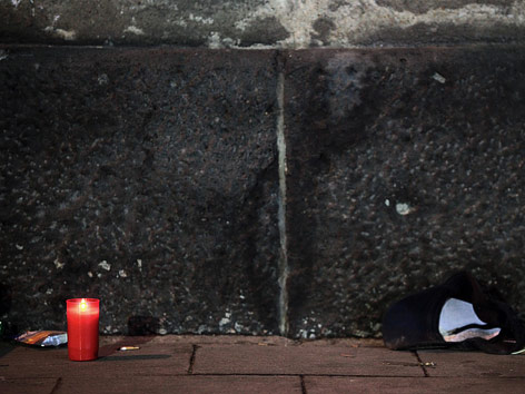 © APA/DPA/LNW/Fredrik Von Erichsen Eine Kerze in einem Tunnel