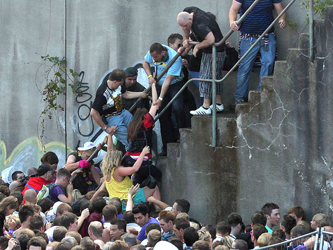 © APA/EPA/Daniel Naupold Personen werden an einer Stiege hochgezogen