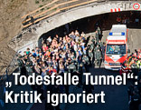 Rettungsautos vor dem Tunnel