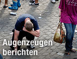 Weinender Mann auf der Loveparade in Duisburg
