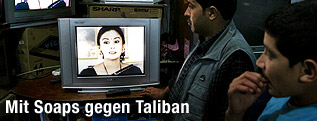 Afghanische Männer schauen eine Soap