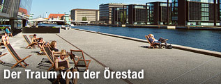 Liegestühle vor der königlichen Bibliothek in Kopenhagen