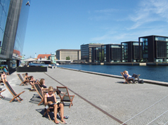 © ORF.at Besucher der königlichen Bibliothek in Kopenhagen nutzen die Sonne zu einer kleinen Pause im Liegestuhl