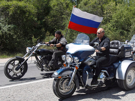 © APA/EPA/Sergei Karpukhin Russischer Premierminister Wladimir Putin kommt am Motorradtreffen an