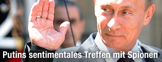 Russischer Premierminister Wladimir Putin winkt