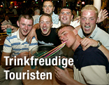 Britische Touristen trinken in einer Bar Alkohol