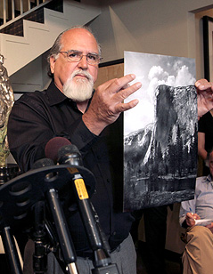 © AP/Nick Ut Rick Norsigian zeigt eine Fotografie des Fotografen Ansel Adams