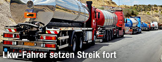 Mehrere Lastwagen fahren hintereinander