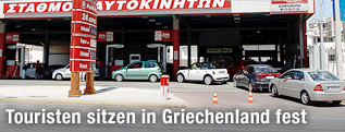 Autos stauen sich vor griechischer Tankstelle