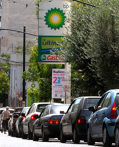 © AP/Petros Giannakouris Autos stauen sich vor BP-Tankstelle