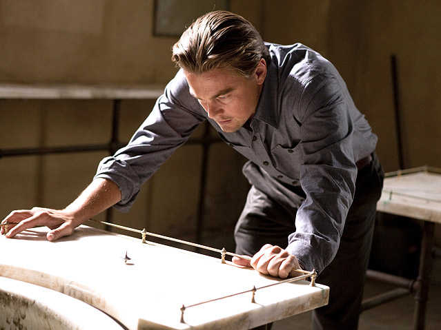 Leonardo DiCaprio blickt auf einen Kreisel