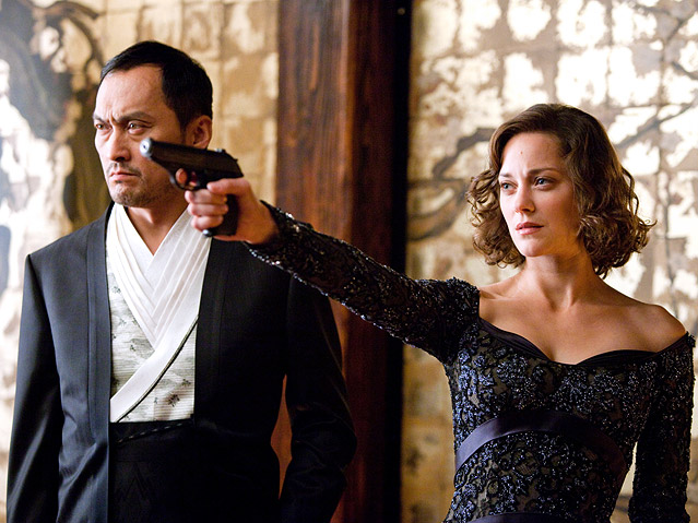 Marion Cotillard (mit Pistole) und Ken Watanabe