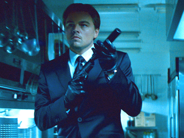 Leonardo DiCaprio in einer Großküche mit Schalldämpferpistole