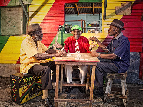 © Geejam Recordings Die drei Musiker der jamaikanischen Mento-Band The Jolly Boys sitzen vor einem bunten Haus