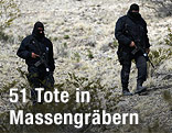 Polizisten untersuchen Grab