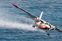 © Reuters/Leo Solinap Flugzeug sprüht Öl-Lösungsmittel auf Meer