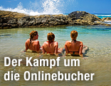 Touristen sitzen im Meer