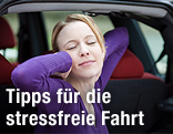 Frau streckt sich im Auto