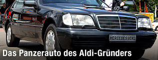 Mercedes vor Aldi-Schild