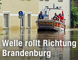 Boot fährt auf überfluteten Straße
