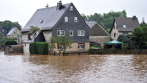 © APA/EPA/Hendrik Schmidt Haus im Hochwasser