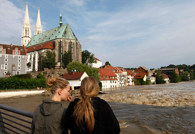 © Reuters/Thomas Peter Häuser im Hochwasser