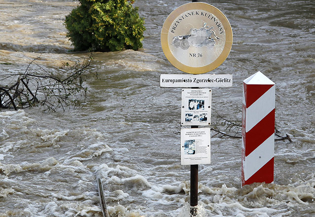 © Reuters/Thomas Peter Häuser im Hochwasser
