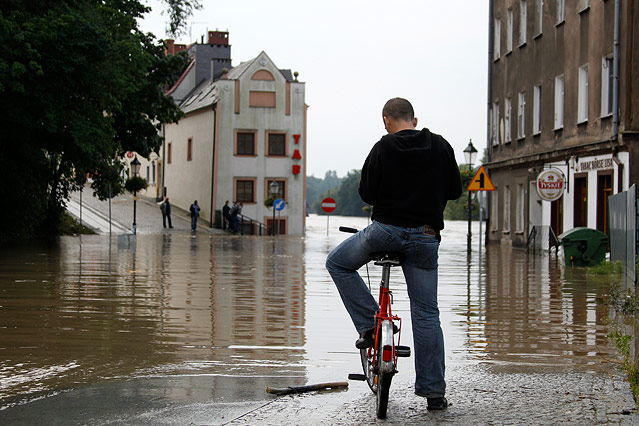 © Reuters/Thomas Peter Häuser im Hochwasser