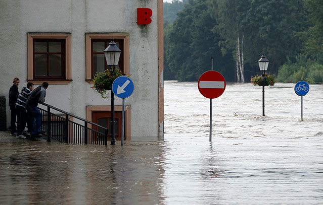 © Reuters/Thomas Peter Häuser im Hochwasser