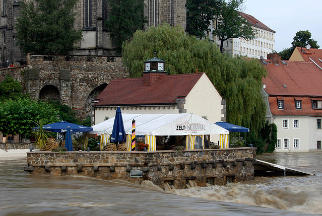 © Reuters/Thomas Peter Häuser im Hochwasser
