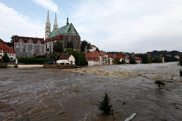 © Reuters/Thomas Peter Häuser im Hochwasser