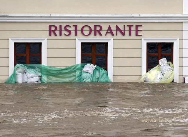 © APA/DPA/Jens Trenkler Wohnhäuser im Hochwasser