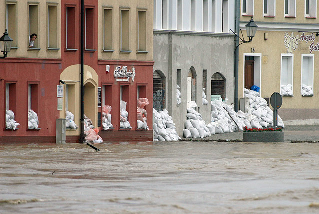 © APA/DPA/Jens Trenkler Wohnhäuser im Hochwasser