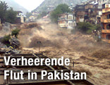 Ein reißender Bach überschwemmt ein Dorf in Pakistan