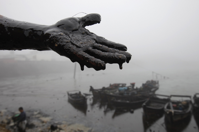 Ölverschmierte Hand